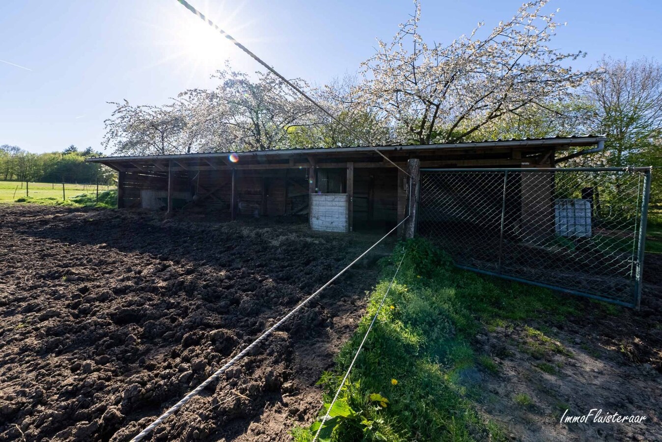 Uniek gelegen ruime vierkantshoeve op ca. 4,2 ha te Aarschot (Vlaams-Brabant) 