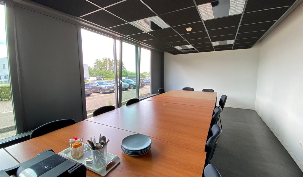 Magazijn met mogelijkheid tot kantoor in recent bedrijfspand in Meerhout