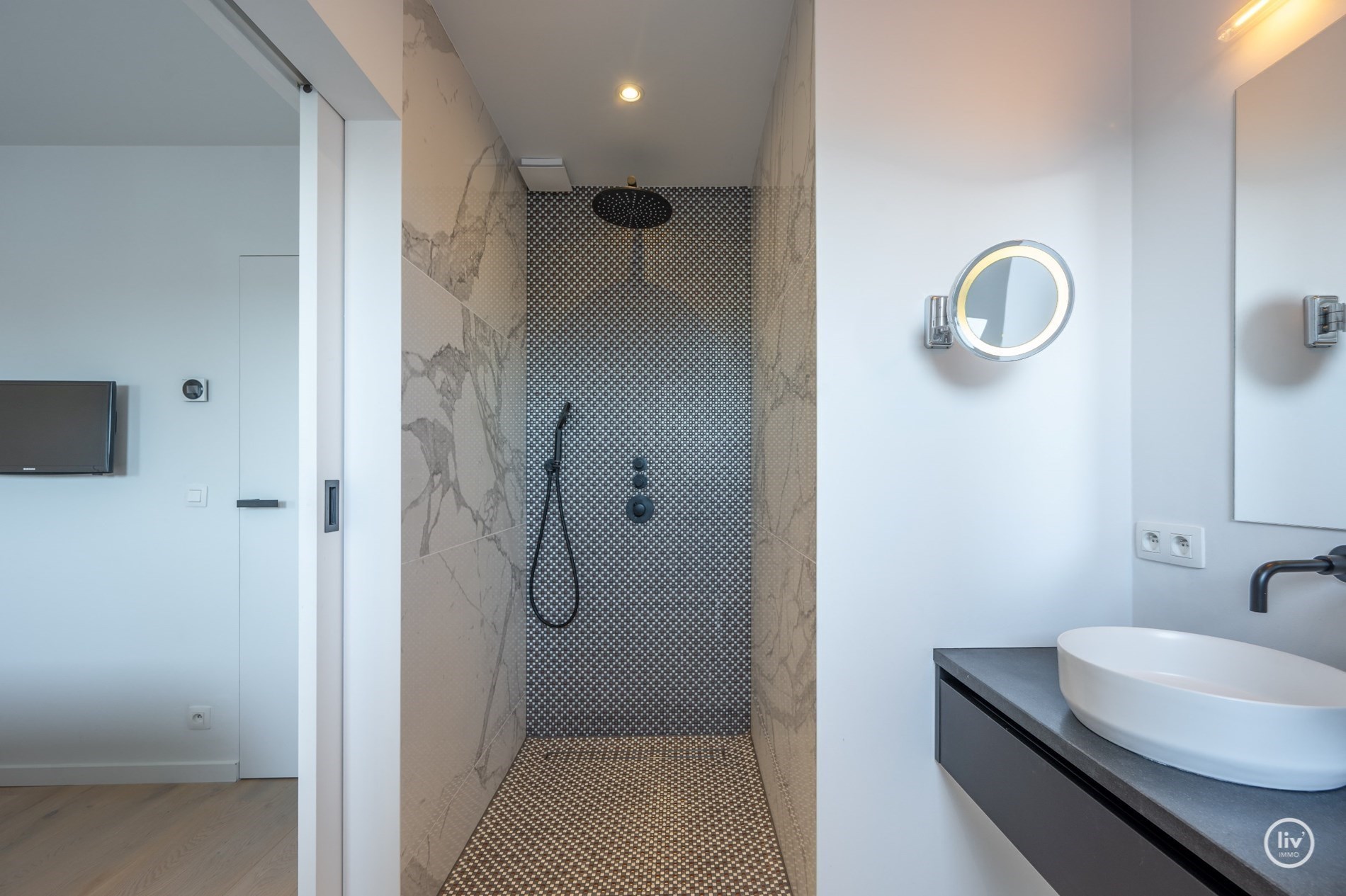 Merveilleux appartement en duplex r&#233;nov&#233;, spacieux, avec des vues panoramiques magnifiques et des terrasses &#224; proximit&#233; du Rubens. 