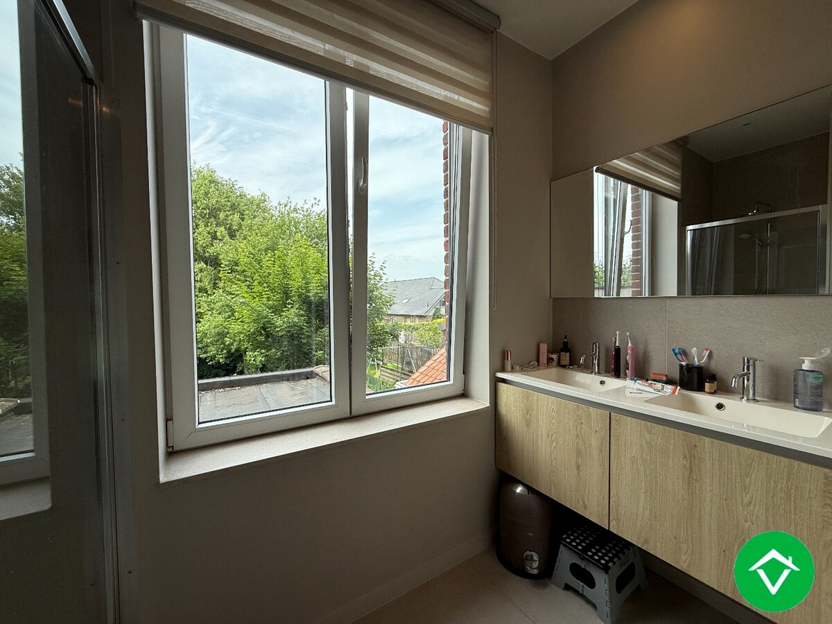 Prachtig gerenoveerde rijwoning nabij het centrum met 3 slaapkamers, tuin en garage te Roeselare 