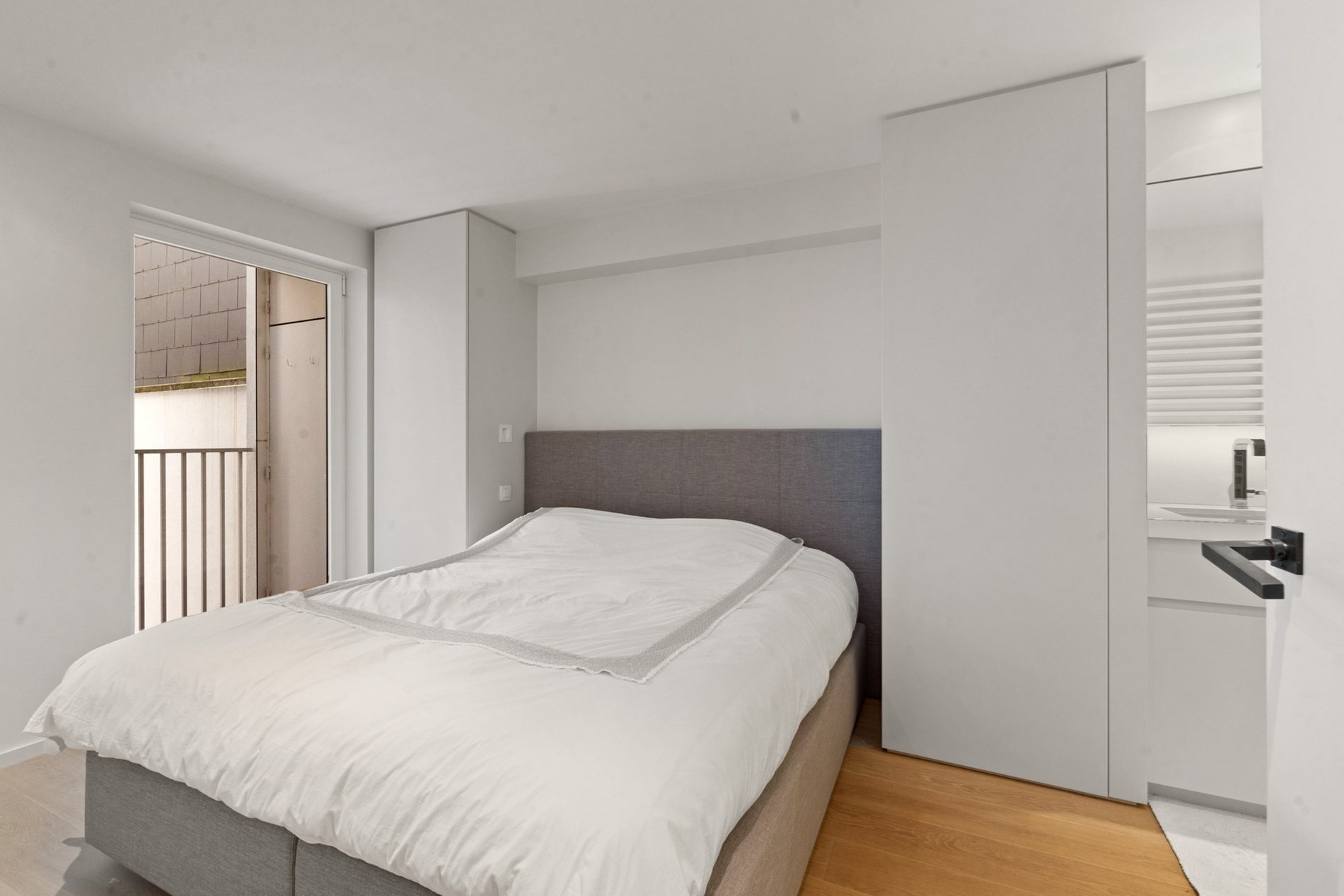 Bel appartement r&#233;nov&#233;, spacieux avec 2 chambres et une belle fa&#231;ade, situ&#233; au centre de l&#39;avenue Lippens &#224; Knokke. 