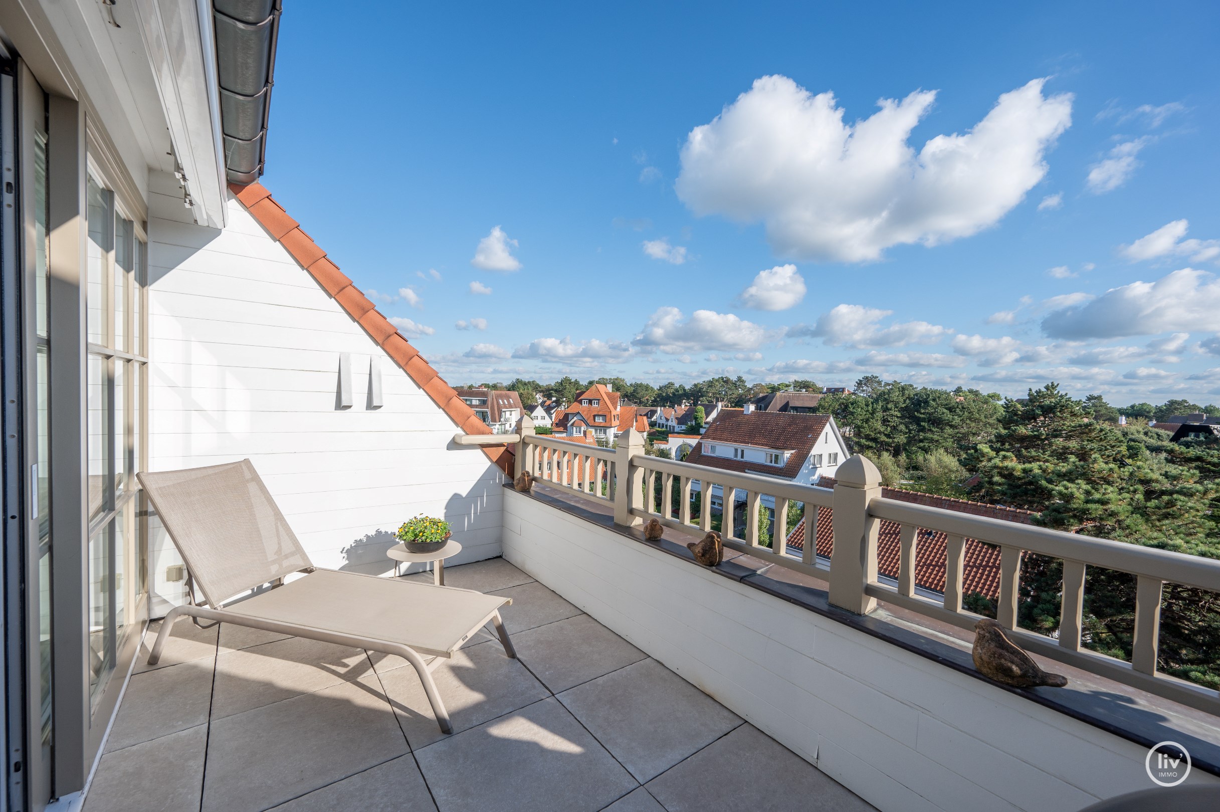 Appartement exceptionnel avec une magnifique terrasse ensoleill&#233;e et une vue panoramique sur les villas du Zoute, situ&#233; entre le centre de Knokke. 