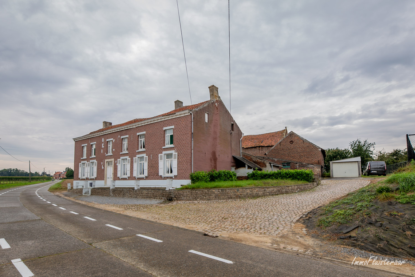 Te renoveren historische vierkantshoeve met woning, stallen, schuur en grond op ca. 30a te Tienen (Hakendover; Vlaams-Brabant) 