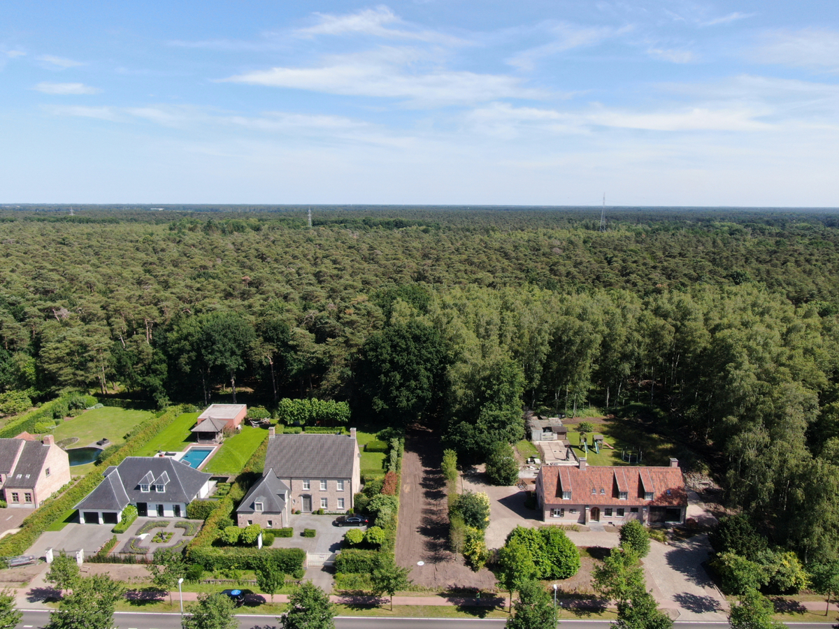 Uitzonderlijk rustig gelegen perceel van 2.500 m&#178; met priv&#233; oprijlaan van ca. 60 m grenzend aan natuurgebied te Brecht. 