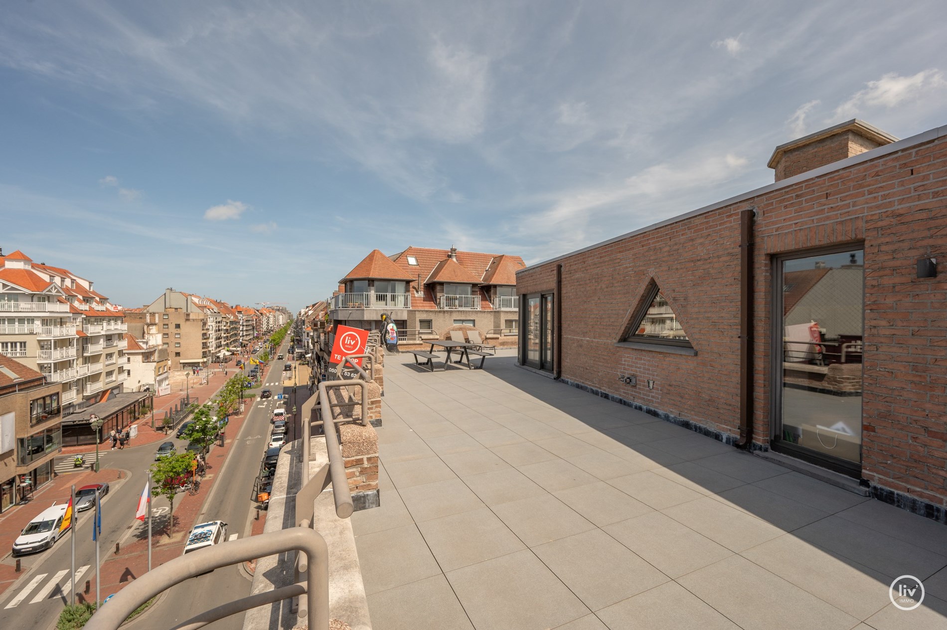 “Unieke Penthouse (1992) te koop op een toplocatie in Knokke –3 -kamerappartement met uitzonderlijke zonneterrassen van meer dan +/- 200m2 . 