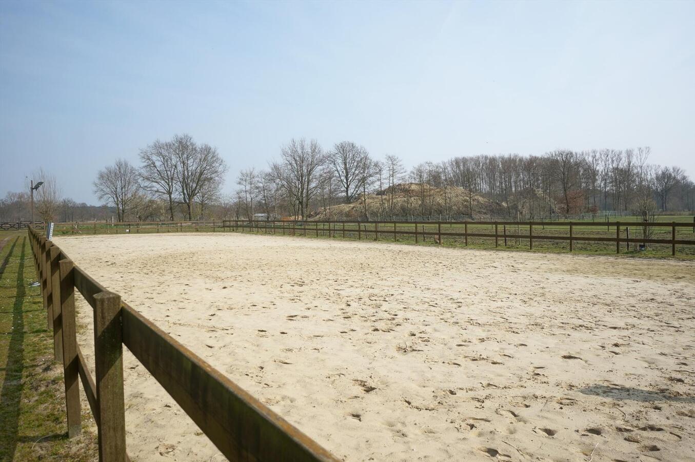 Landhuis met stalgebouw op ca. 1,8 Ha te Geel (antw) 