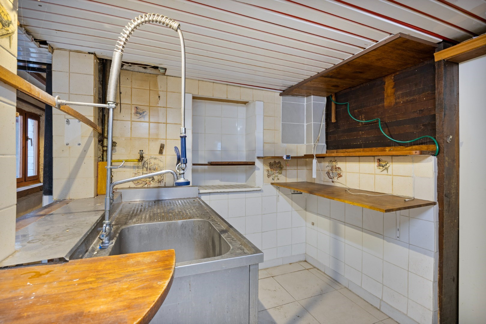 Halfopen hoekwoning met garage en dakterras op toplocatie in Kessel-Lo – renovatieproject met veel potentieel 