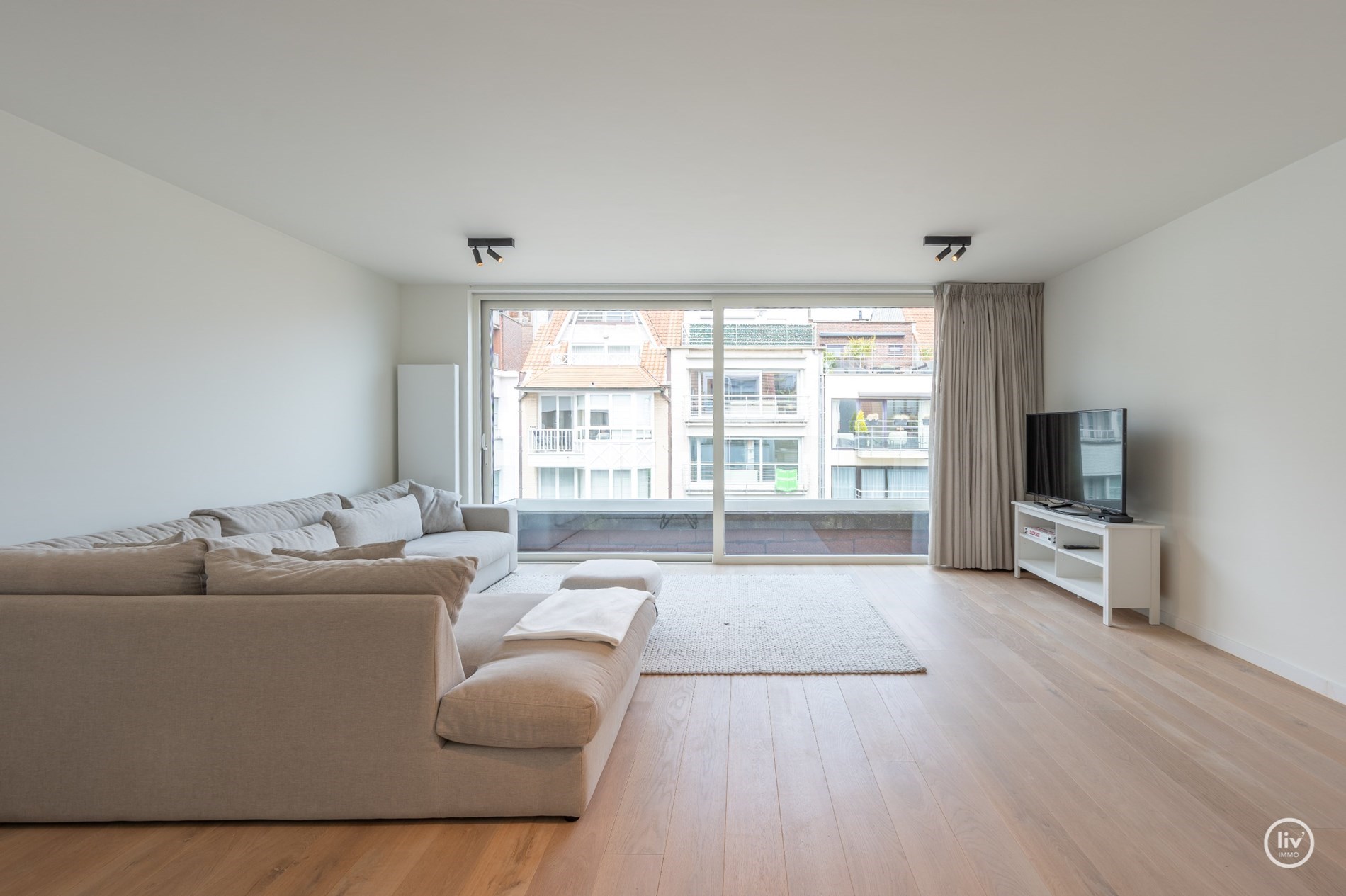Prachtig, ruime en tevens r&#233;cente triplex (199 m2) in een zijstraat van de lippenslaan vlakbij de zeedijk te Knokke. 