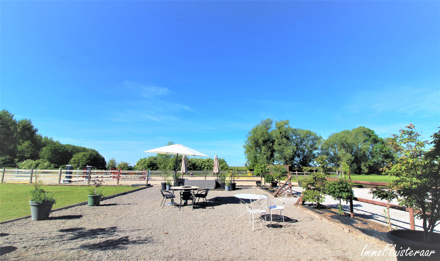 Professional recently built equestrian center on more than 3ha at Hannut (Luik/Li&#232;ge; Belgium) 