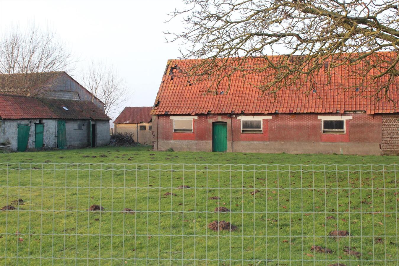 Mooi perceel LANDBOUWGRONDgrond met stallingen op ca. 1,05Ha te Vinkt 