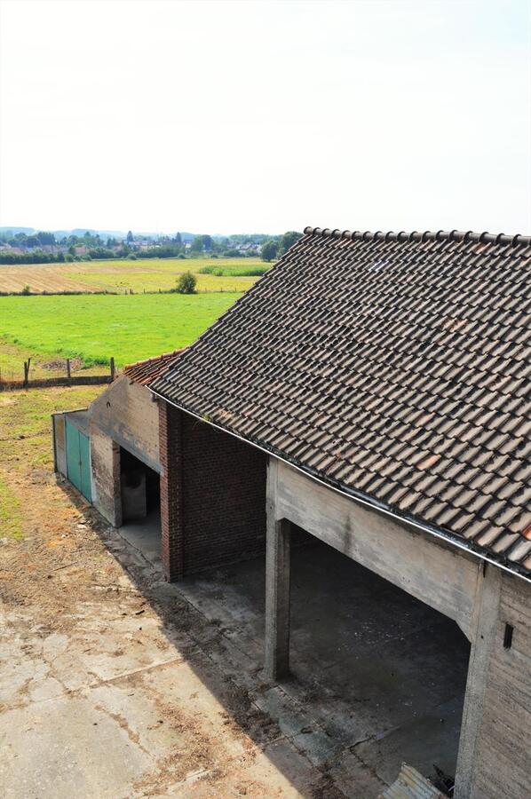 Herenhuis met stallingen op 2.726m&#178; te Lessen (mogelijkheid tot 1ha extra weiland) 