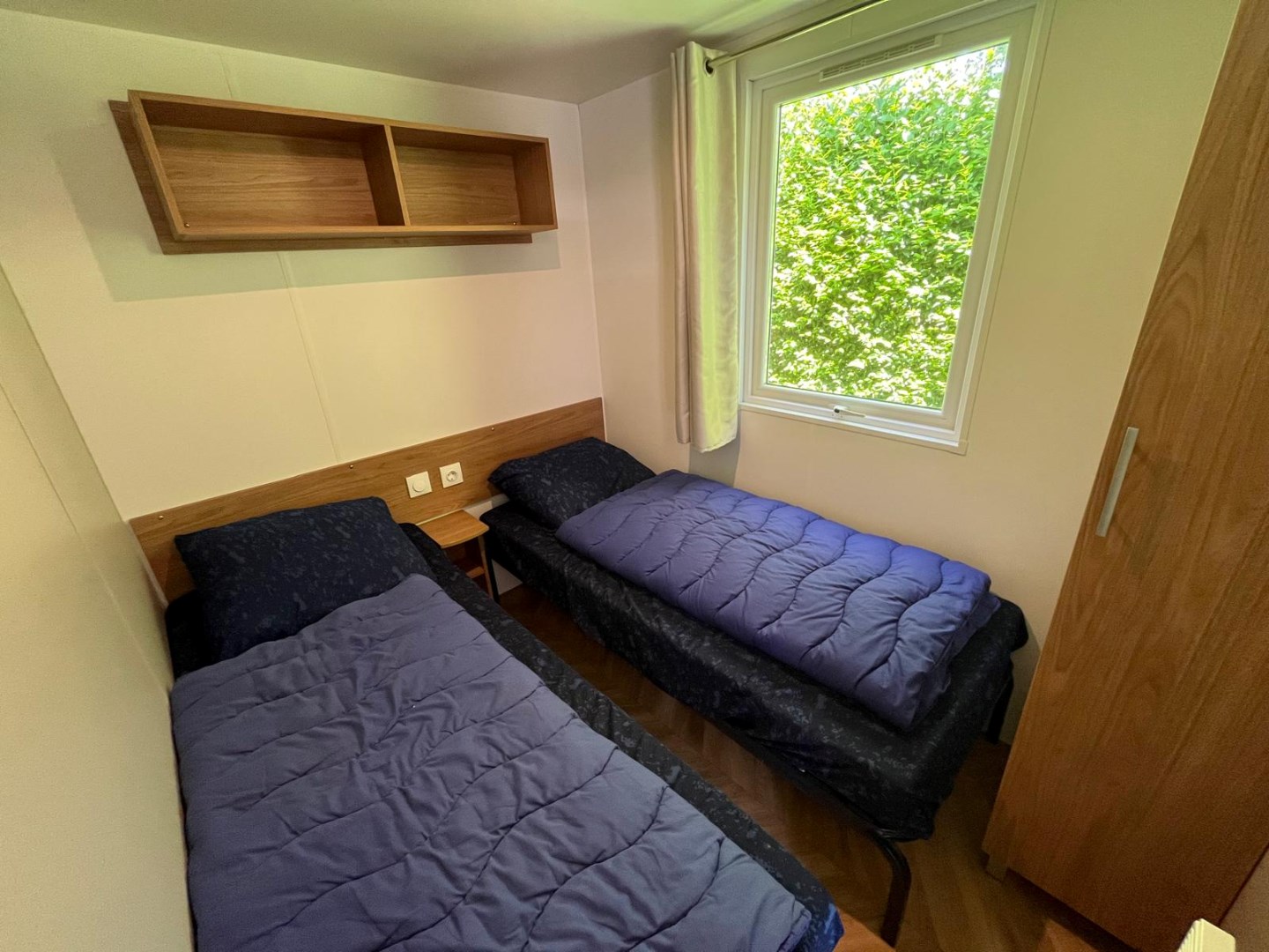 Zeer goed, vrijwel nieuw vakantie-chalet (Nr. Z32) aan de rand het Vakantiepark In de Bongerd te Oostkapelle, op loopafstand van het gezellige centrum van het dorp en natuurgebied de Manteling met aan 