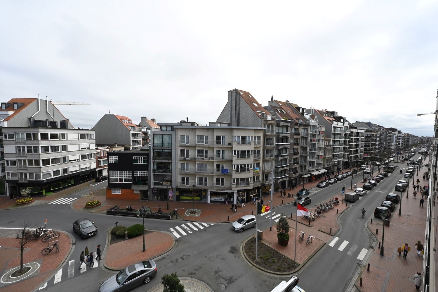 ONGEMEUBELD - Woonappartement in een rustige residentie, op de Lippenslaan (10m fa&#231;ade!). 
