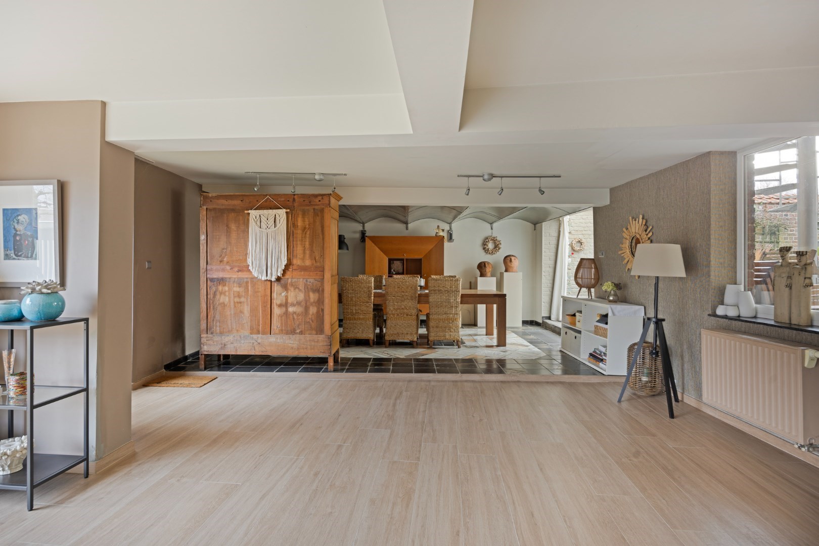 woonkamer met doorgang eetkamer