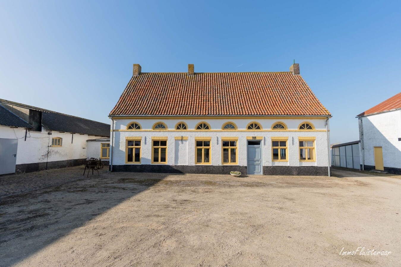 Idyllische en multifunctionele eigendom met stalling, bijgebouwen en renbaan op ca. 7ha 