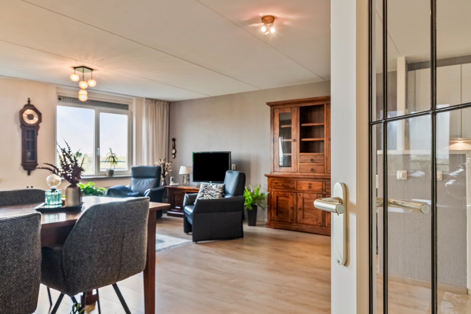 Aan het prinsenpark gelegen 3-kamer appartement met een ruim terras, eigen parkeerplaats en view naar de Skyline van Rotterdam! 