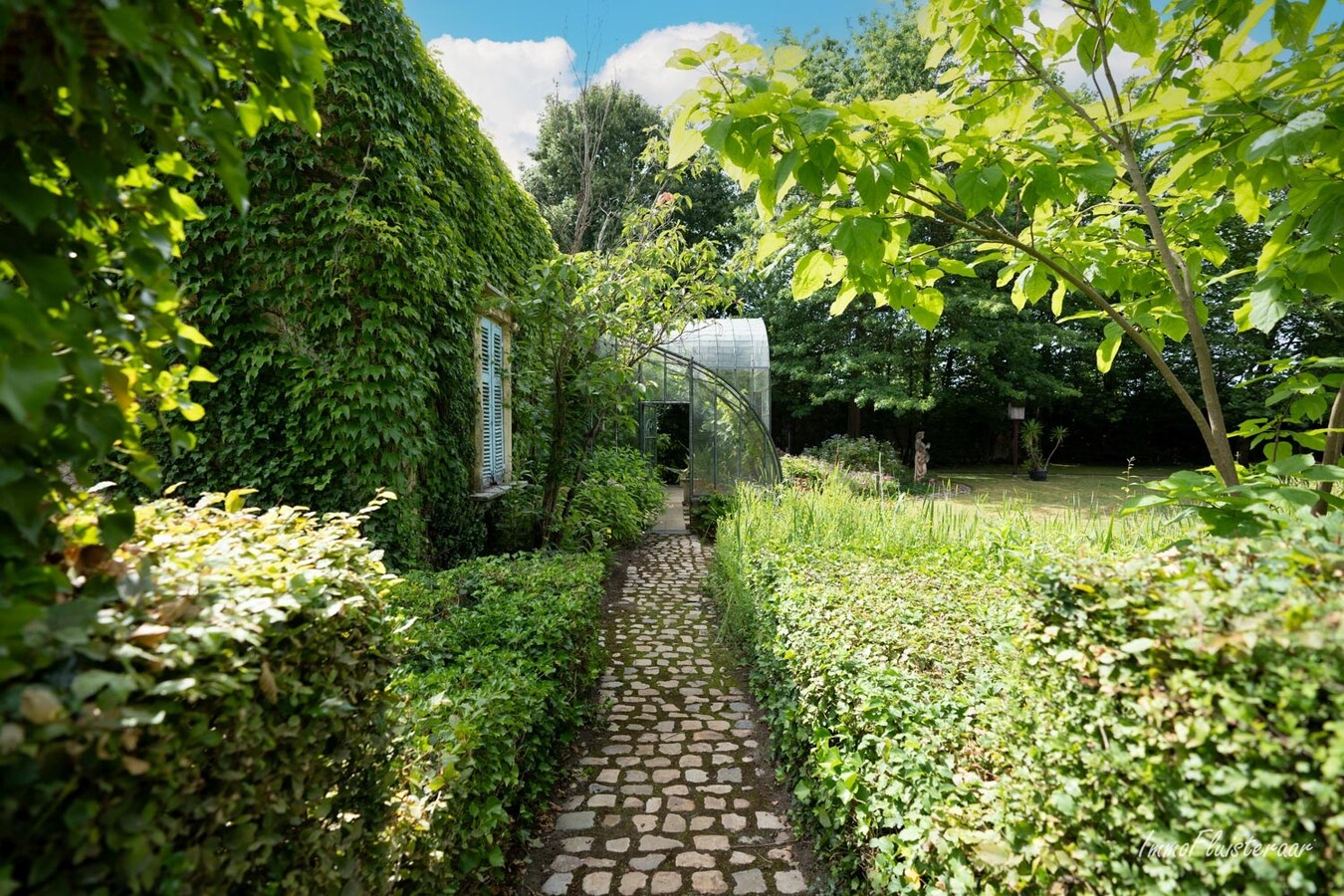 Ruime laagbouwwoning met magazijn, sierserre, aanhorigheden en stallen op ca. 75a te Messelbroek (Scherpenheuvel-Zichem; Vlaams-Brabant) 