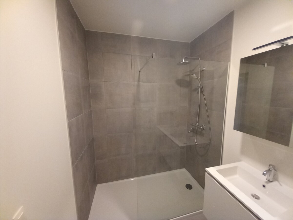 Lichtrijk nieuwbouw appartement te Smedenpoort. 