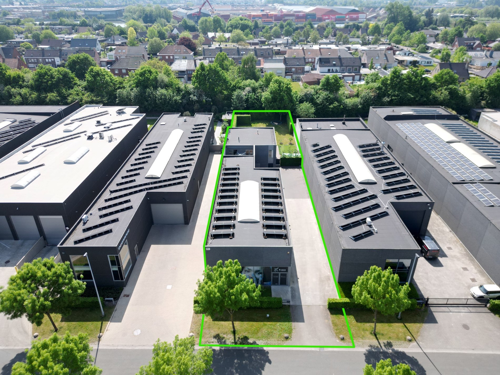 BEDRIJFSGEBOUW MET MODERNE WOONST 