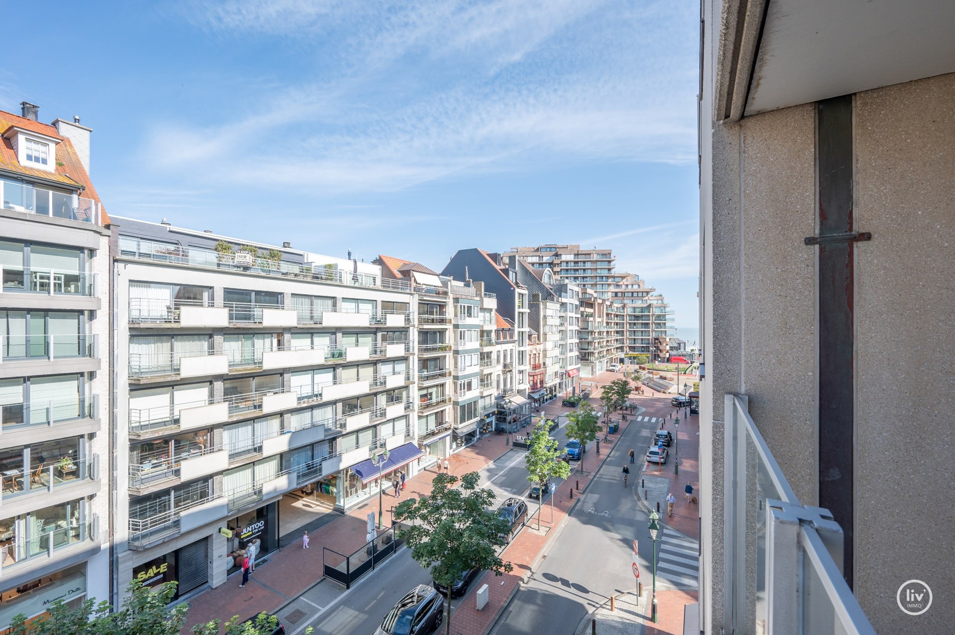 Gerenoveerd appartement met 2 volwaardige slaapkamers gelegen op de Lippenslaan vlakbij het Vanbunnenplein te Knokke. 