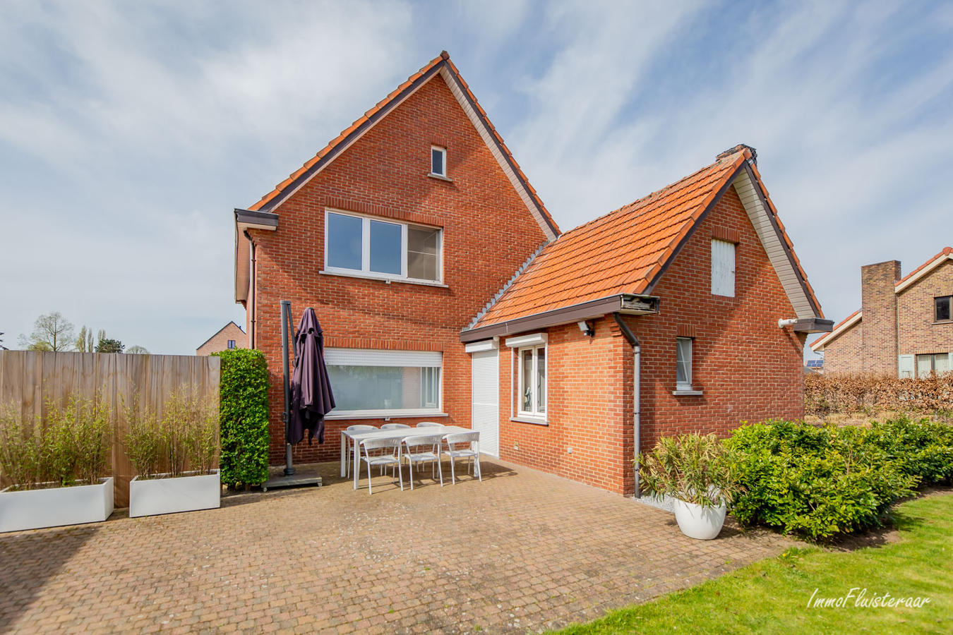 Huis te koop op 7591m&#178; inclusief weiland voor paarden. 