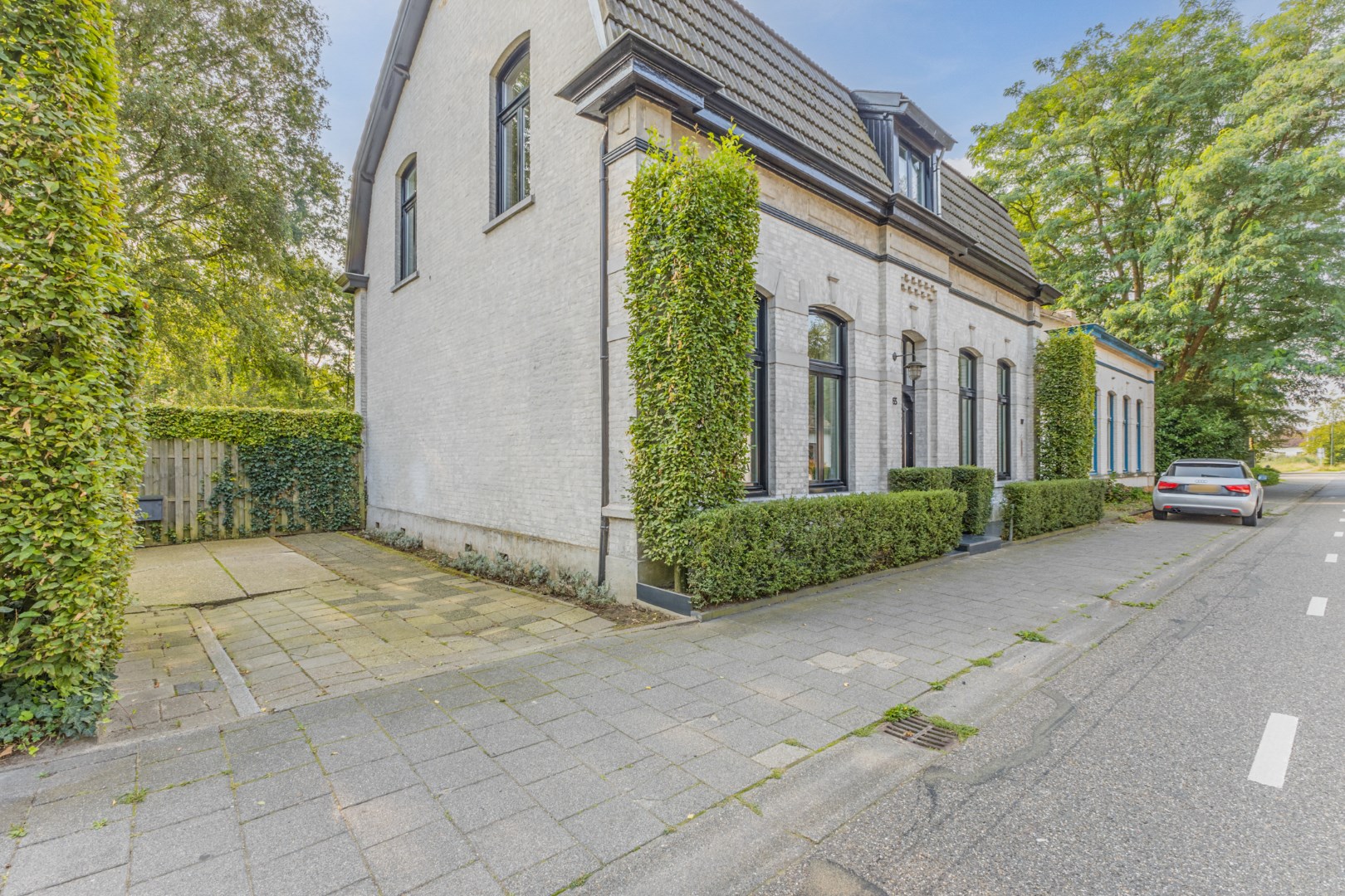 Wat een sfeervolle woning met een rijke geschiedenis is dit! Het oude grenskantoor van Budel zit vol met mooie authentieke details en is gelegen op een prachtig groot perceel. Energielabel  D. 