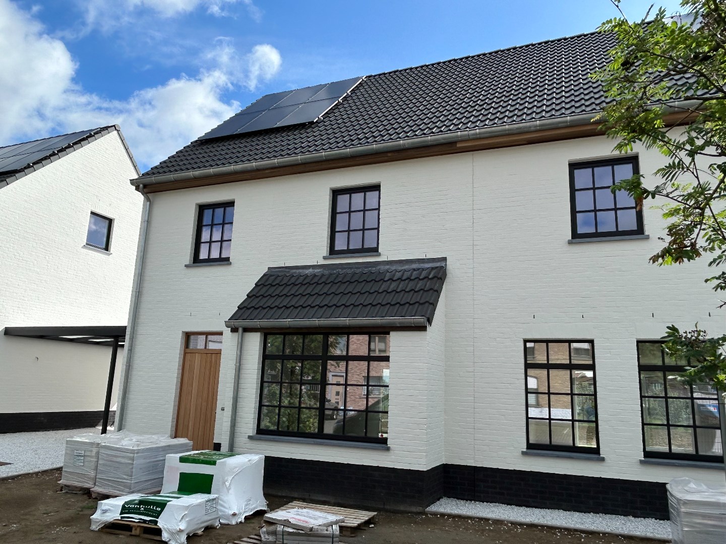 Stijlvolle en ruime nieuwbouwwoning met carport en tuin op 500 m&#178; 