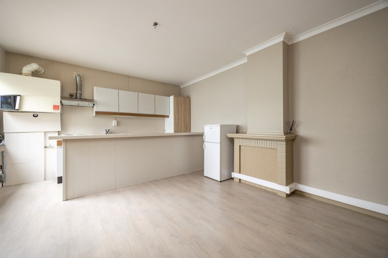 Interessante investeringsopportuniteit in hartje Malle: handelspand + 2 appartementen 