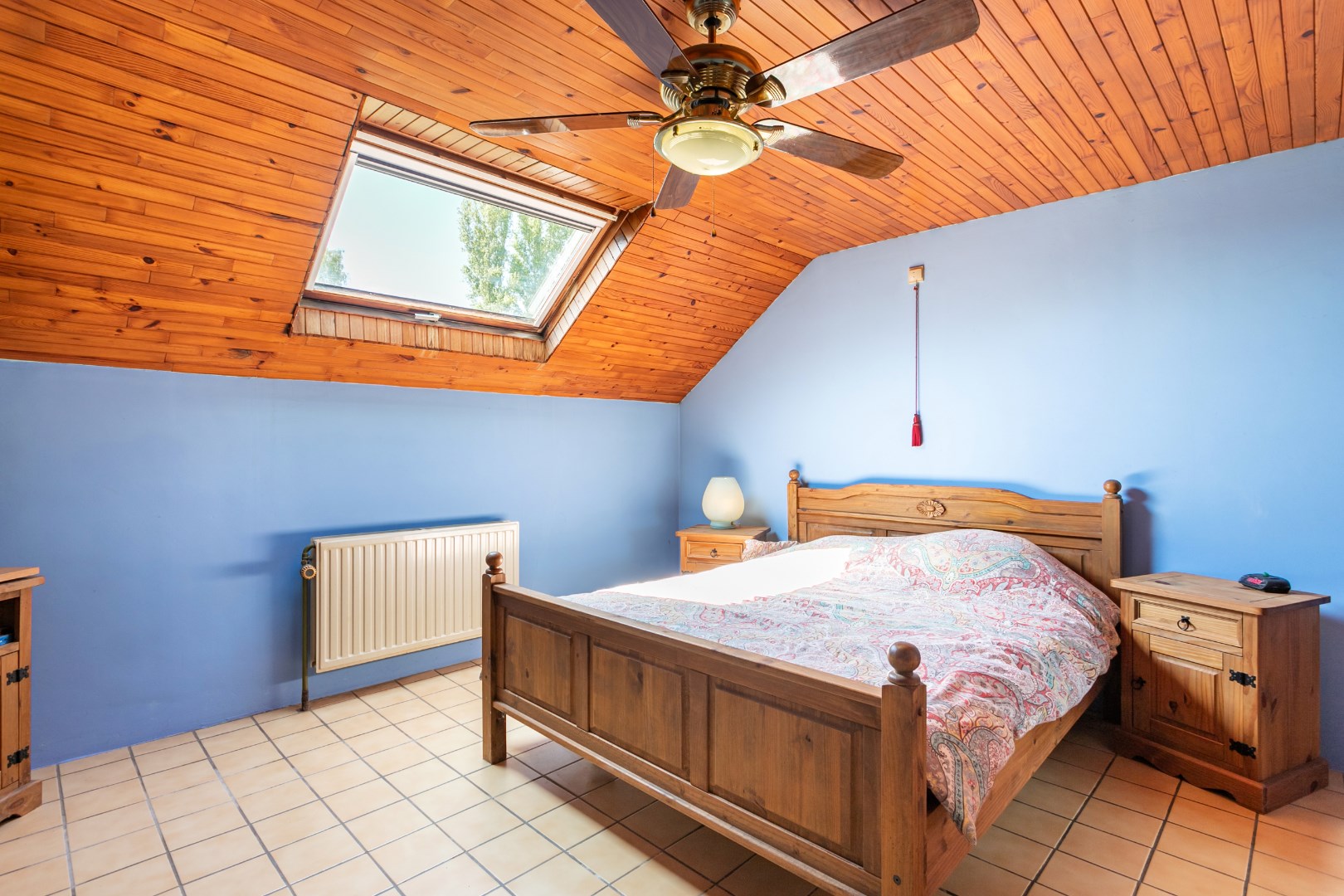 Ruime kangoeroewoning met 6 slpks, 2bdks, 2 garages en tuin te Oetingen 