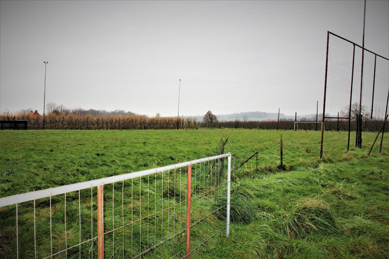 Woning (5 slaapkamers) met vergunde horecazaak (caf&#233;), studio, recreatieterrein en weides op ca. 1.5ha te Kortenaken (Vlaams-Brabant) 