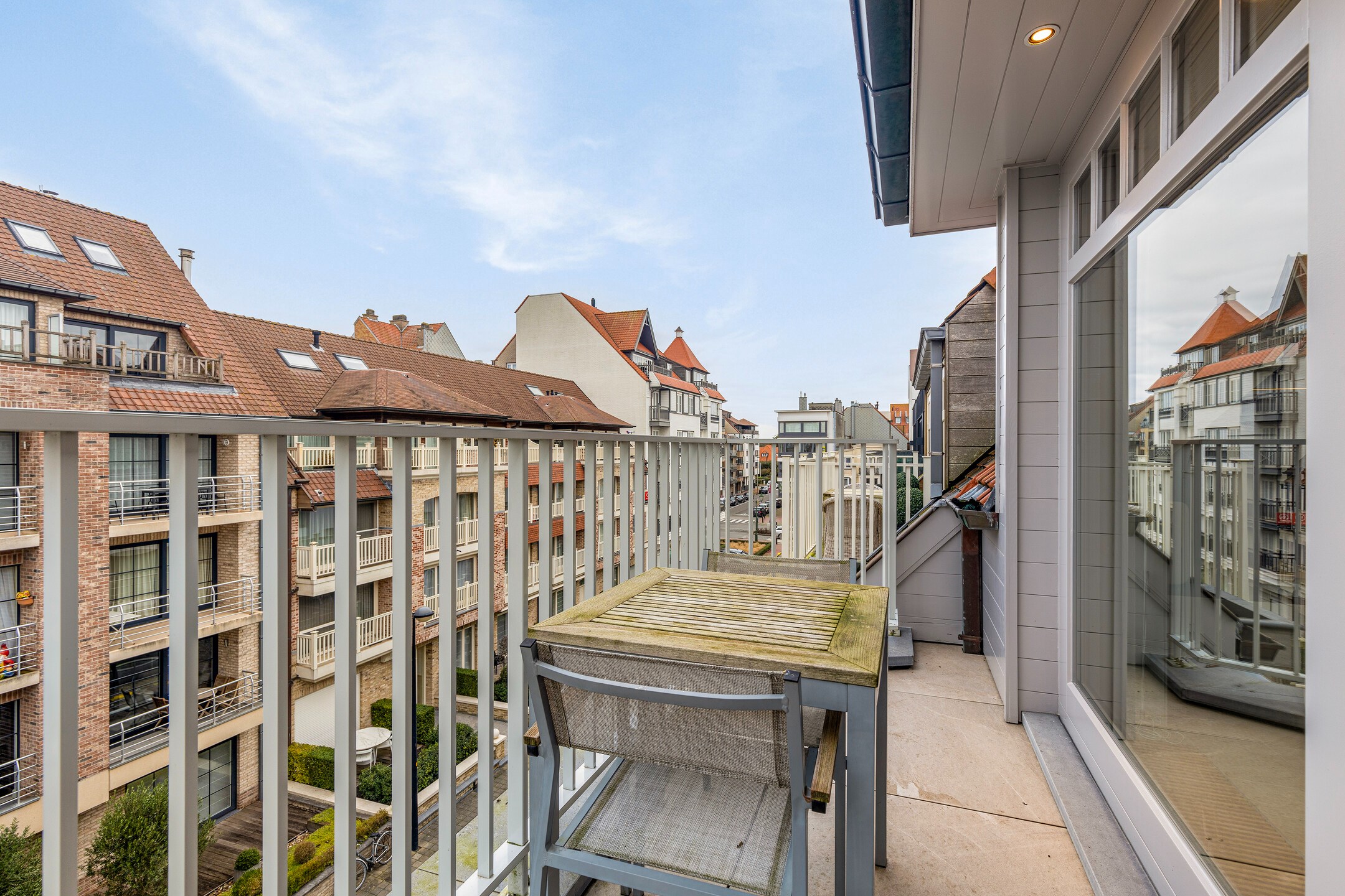 Kwalitatief gerenoveerd penthouse met mooie terrassen gelegen in de Kopsdreef te Knokke. 
