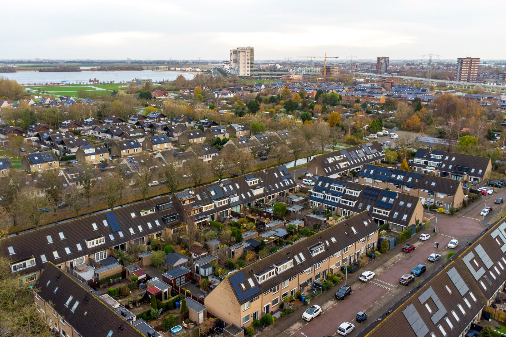 Dit fijne en energiezuinige (A-label) familiehuis met moderne keuken, 4 slaapkamers, 3 dakkapellen en riante achtertuin is direct te betrekken! 