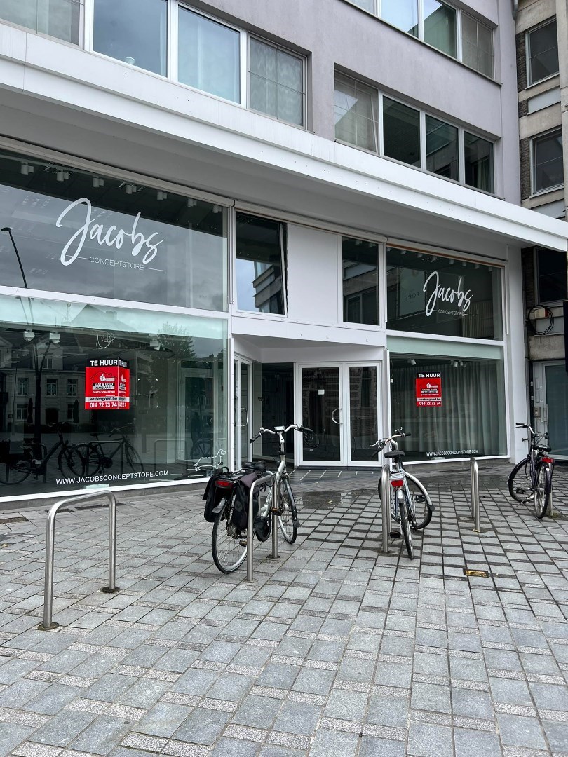 Ruim handelspand (+/- 400m&#178;) te huur gelegen op TOPLOCATIE in Geel! 