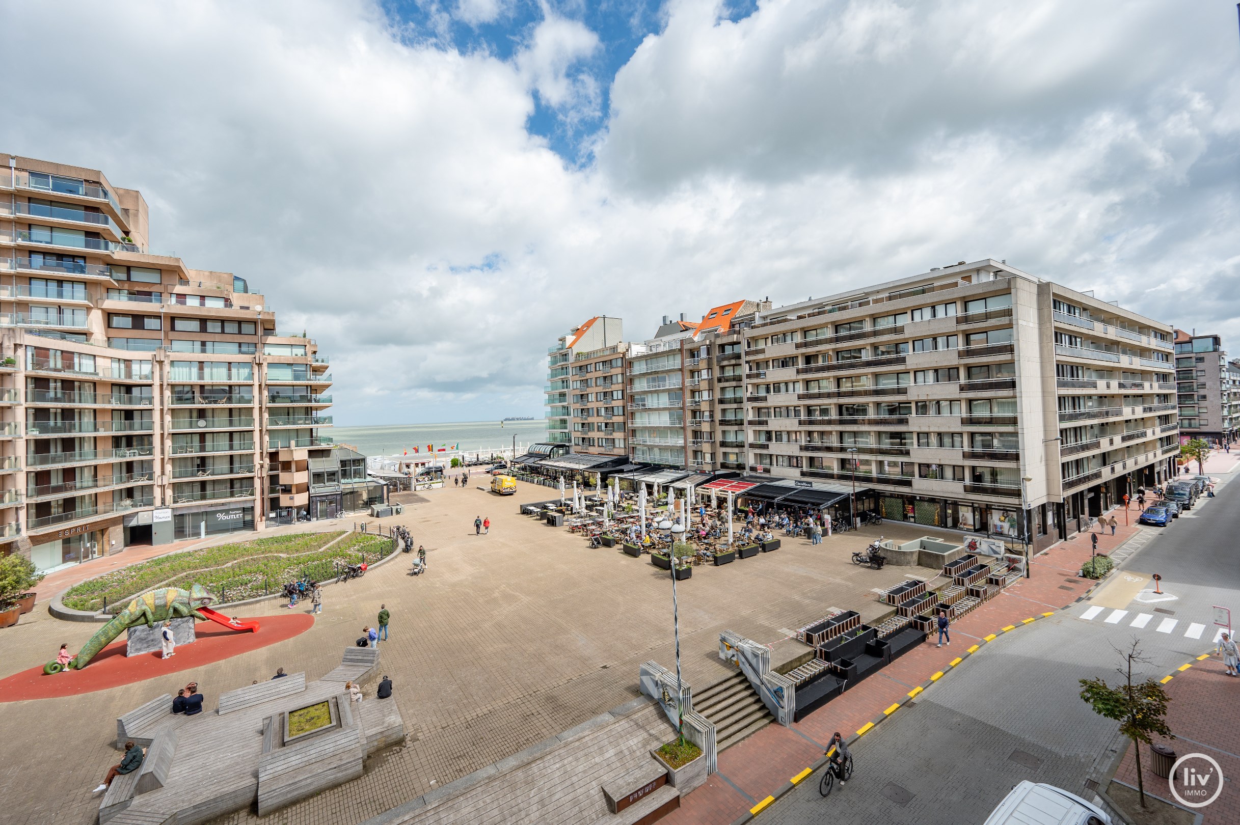 Studio luxueusement fini avec coin chambre sur la place Van Bunnen avec vue FRONTALE sur la mer. 