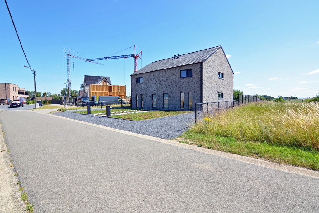 Halfvrijstaande nieuwbouwwoning met 3 slpks en dressing op perceel van 4a 88ca. 