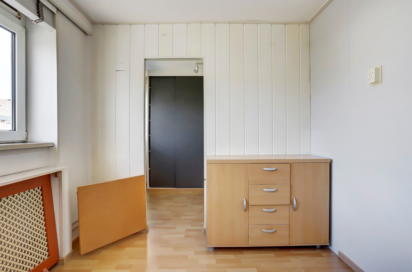 Leuke starters hoekwoning op 206 m&#178; eigen grond met 4- (voorheen 5) kamers, kunststof kozijnen en zonnige brede tuin! 