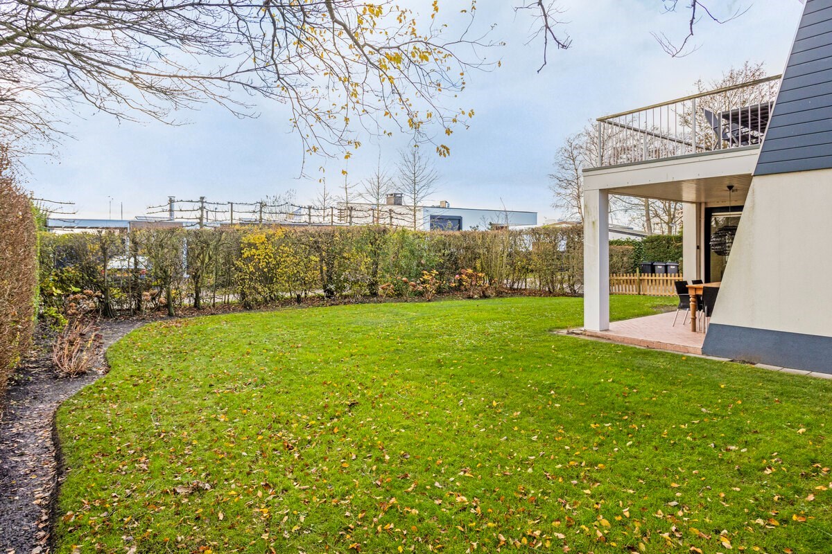 T.A. Makelaardij biedt aan:  Reigerlaan 10 te Kamperland; moderne architectonische vrijstaande villa met extra brede vrijstaande garage en royale private tuin rondom. 