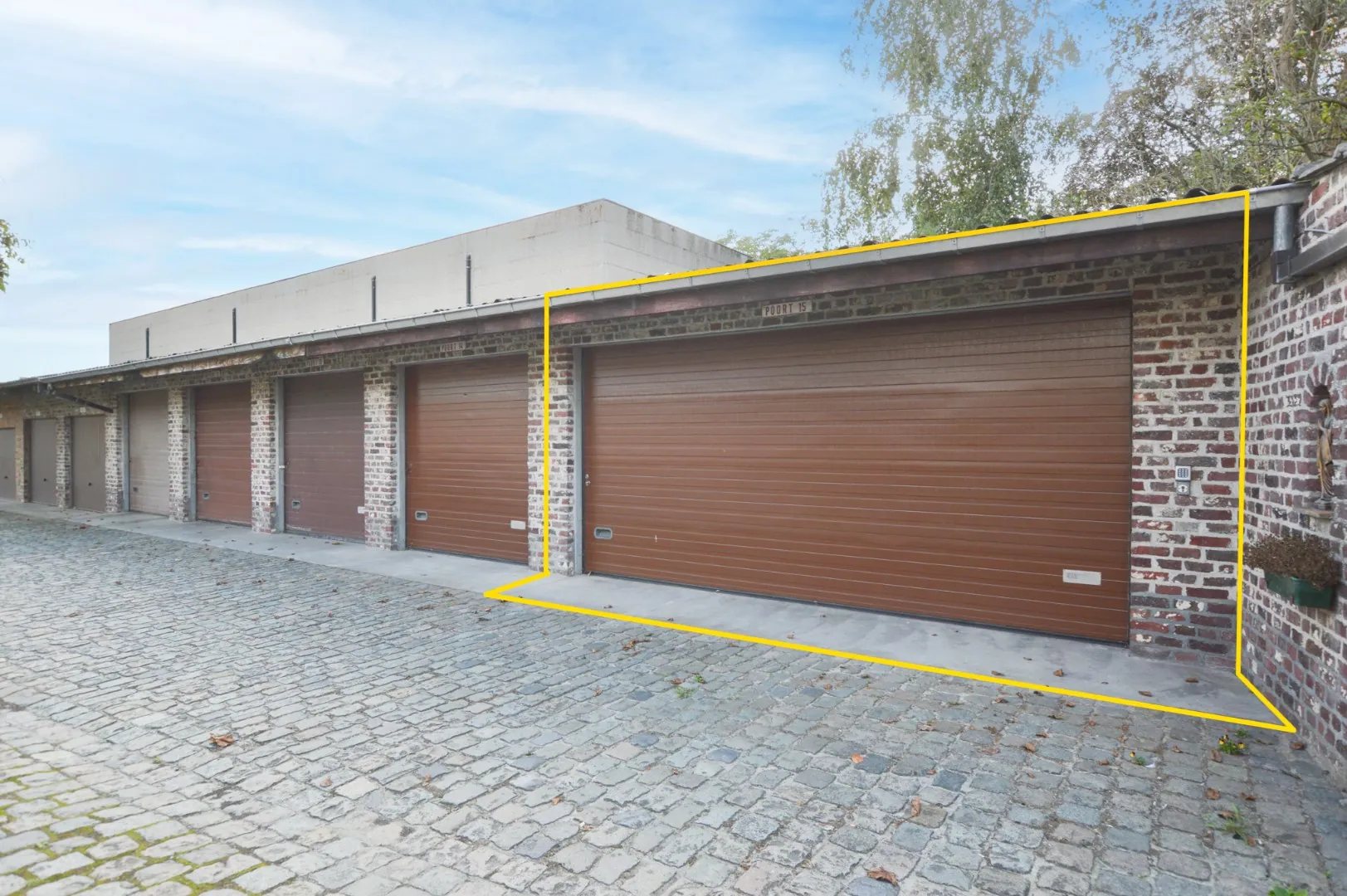 Ruime garage (27,82 m²) te koop in het centrum van Aartrijke