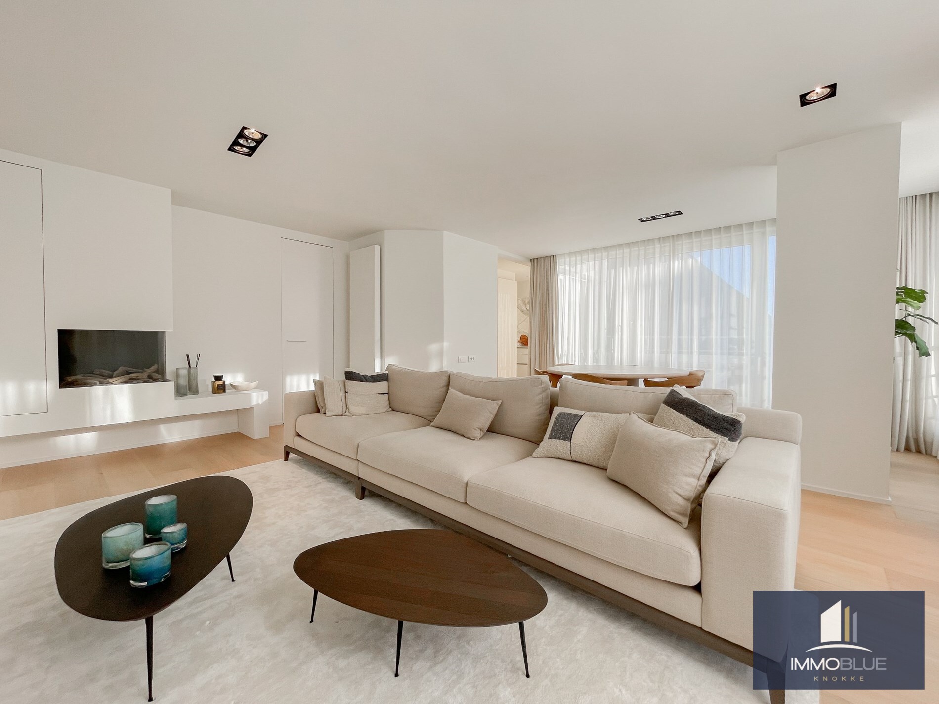 Appartement lumineux avec vue lat&#233;rale sur la mer, fini avec des mat&#233;riaux de qualit&#233; et avec une terrasse spacieuse orient&#233;e sud-ouest, situ&#233; entre la place Albert et la place du Triagle. 