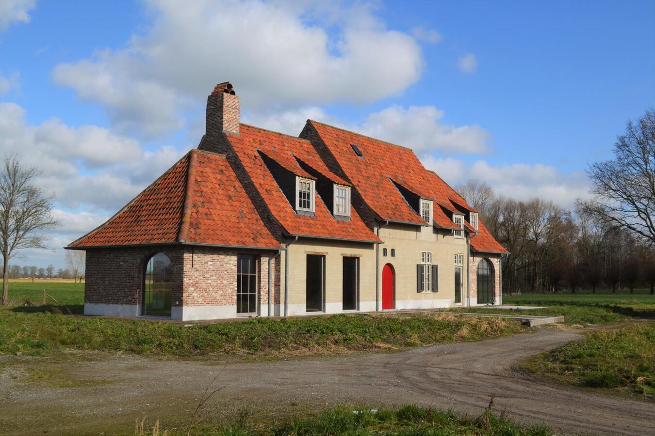 Exclusief landhuis in Vlaamse hoevestijl met bijgebouwen op ca. 2ha te Beernem 