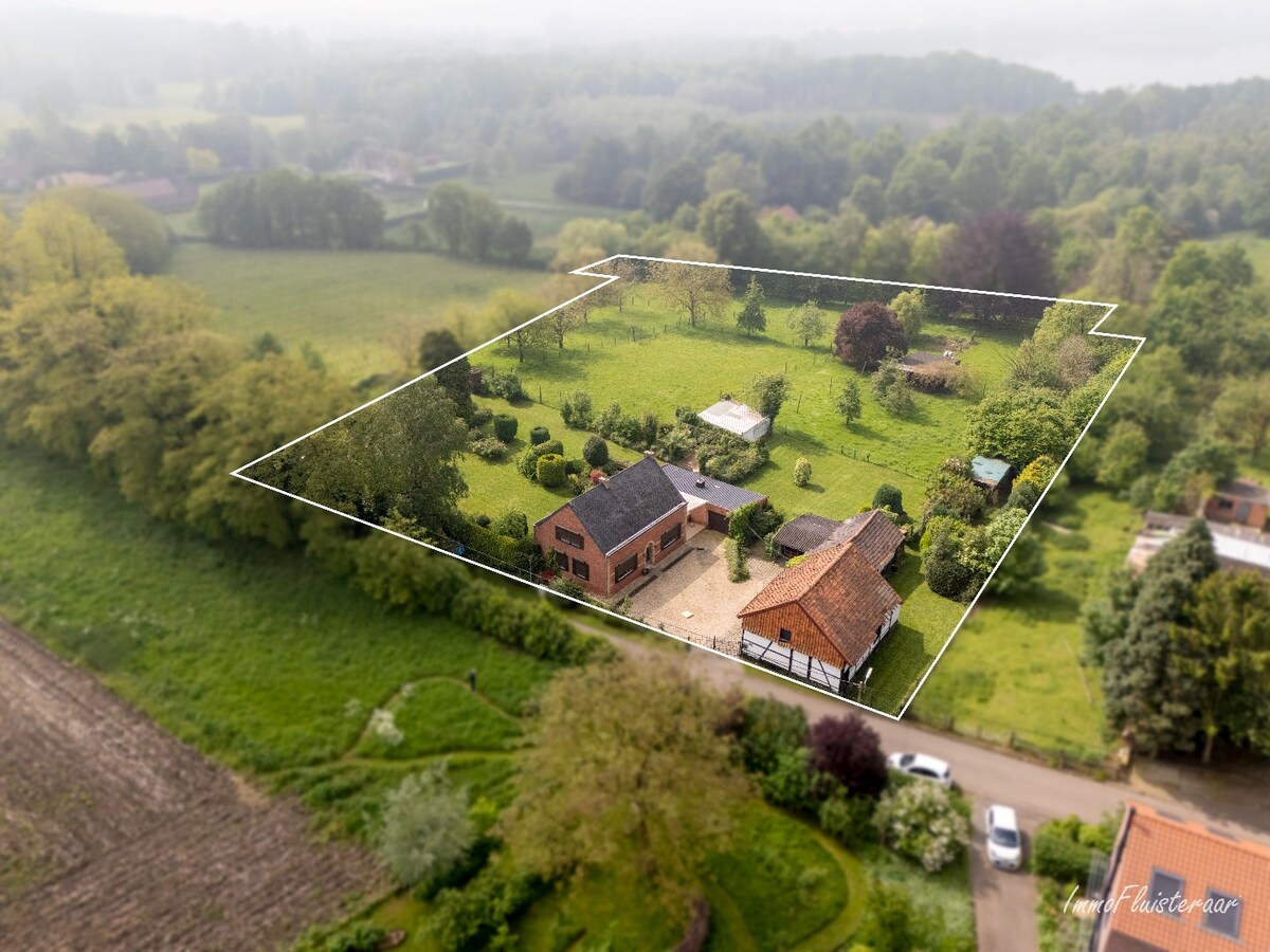 Maison authentique &#224; r&#233;nover avec jardin idyllique sur environ 95a. 