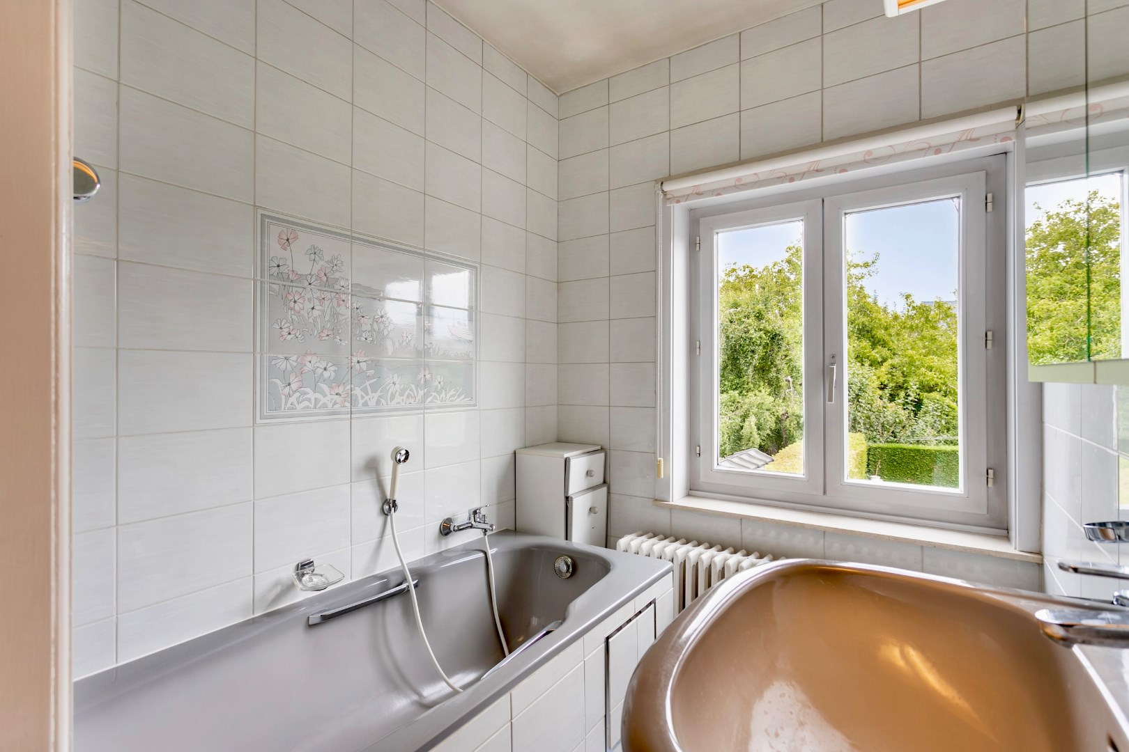 Woning met 2 (mogelijk 3) slpk. , tuin en inpandige garage 