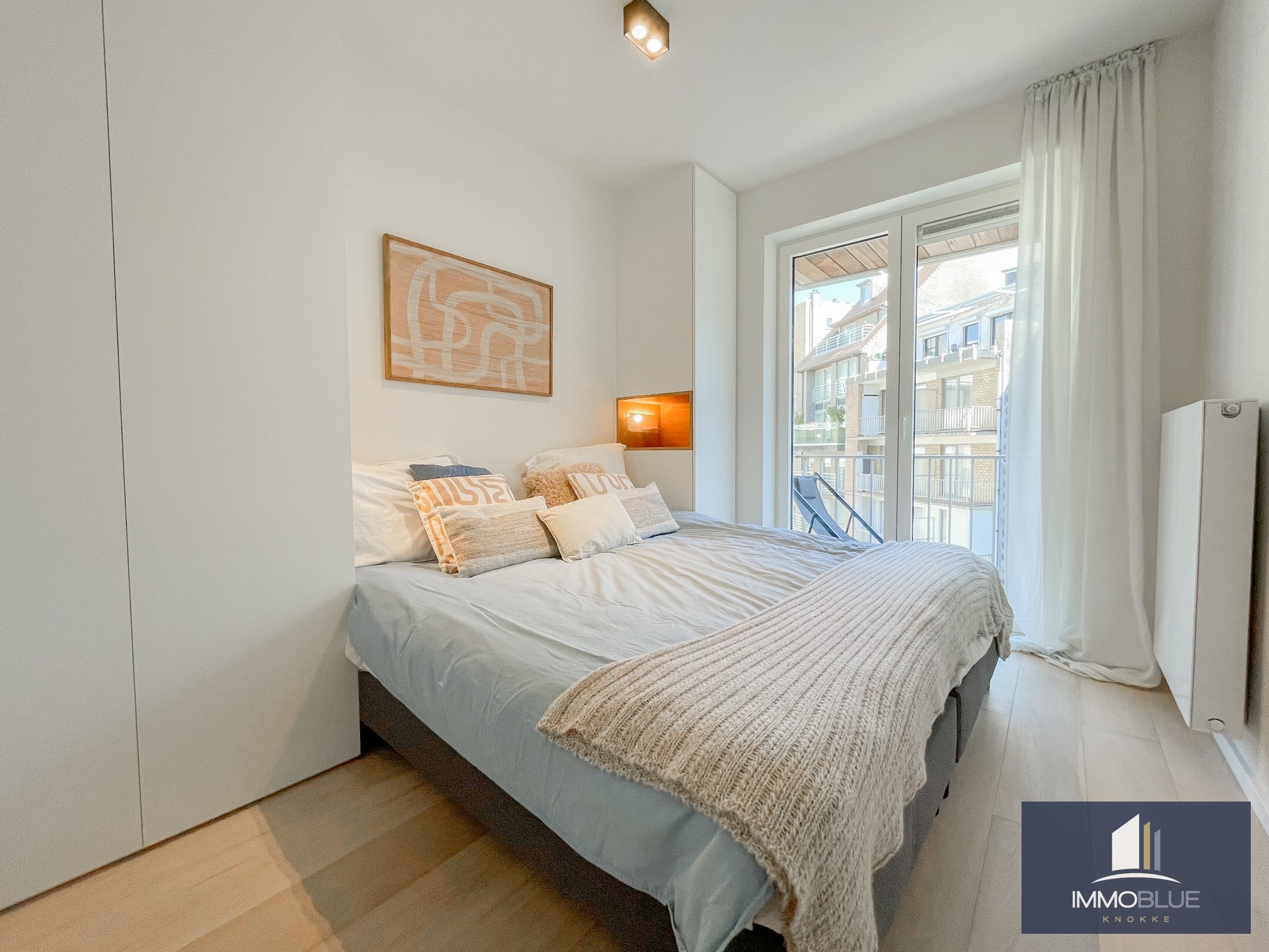 Volledig gerenoveerd lichtrijk appartement met een mooi zijdelings zeezicht, gelegen nabij het Driehoeksplein. 