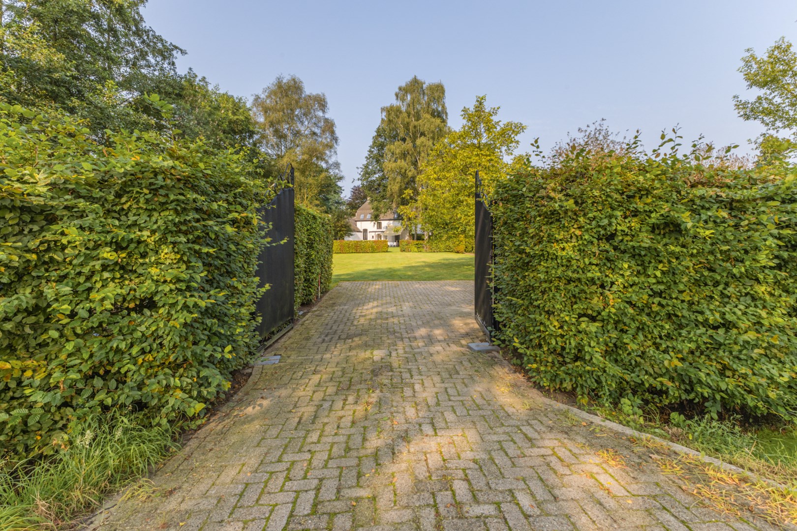 Wat een sfeervolle woning met een rijke geschiedenis is dit! Het oude grenskantoor van Budel zit vol met mooie authentieke details en is gelegen op een prachtig groot perceel. Energielabel  D. 