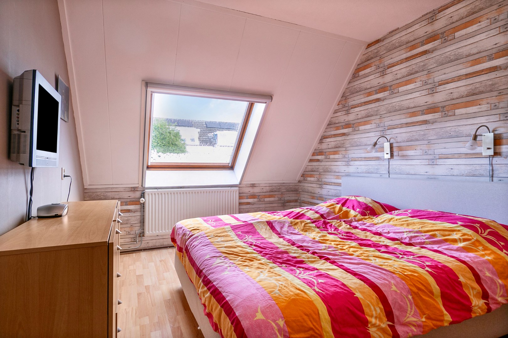 Keurige 5-kamer tussenwoning met een dakkapel aan de voorzijde, zonnepanelen en ruime tuin met houten berging. 