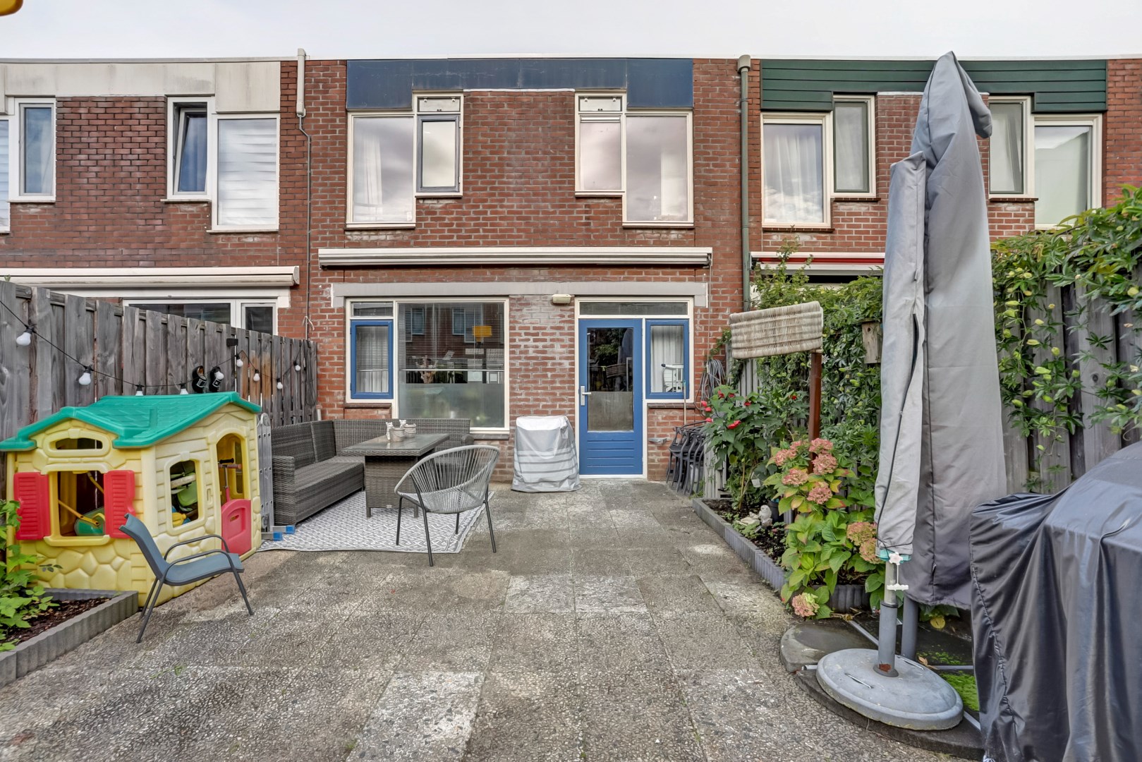 Starters opgelet! keurig 4 kamer tussenwoning met parkeerplaats voor deur, 3 slaapkamers, keurige keuken en badkamer, ruime onderhoudsvriendelijke tuin welke gelegen is op het zuidwesten. 