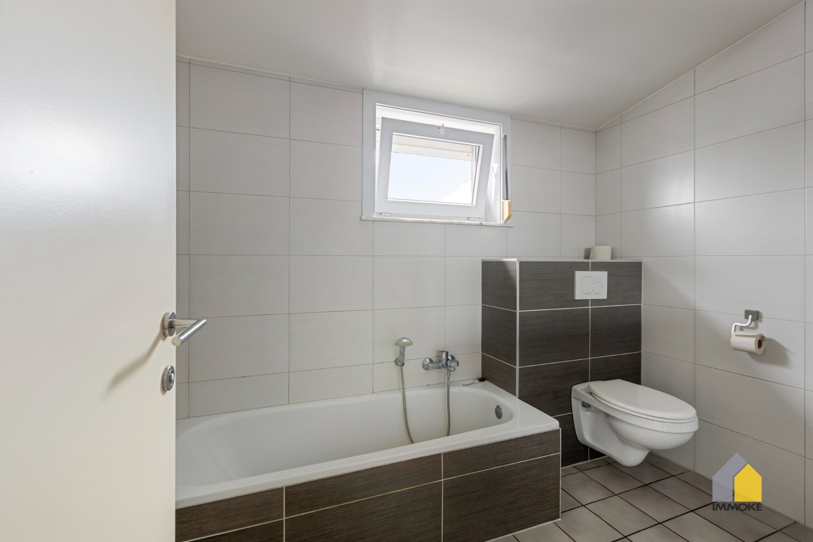 Halfvrijstaande woning met 3 slpks en grote polyvalente ruimte op perceel van 5 a 25 ca. 