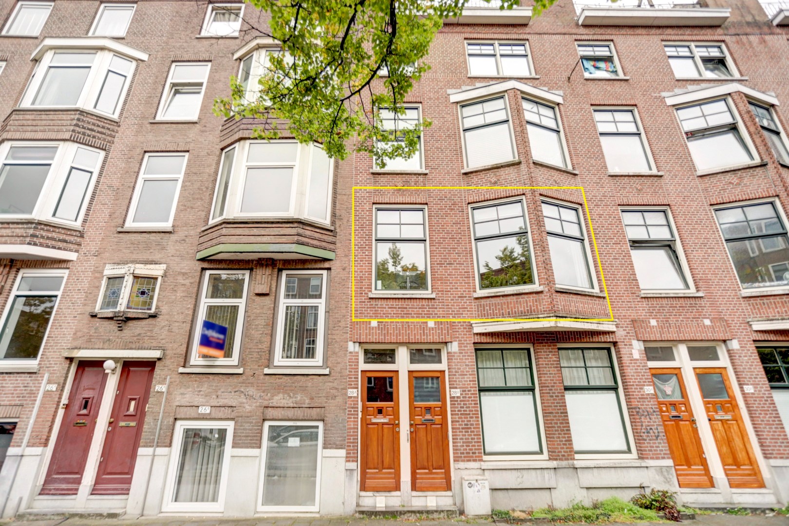 Kopers opgelet! Zonder te klussen te betrekken 4-kamer bovenwoning gelegen op de 1e en halve 3e verdieping, met moderne keuken en badkamer, 3 slaapkamers, balkon op het zuiden en dakterras! 