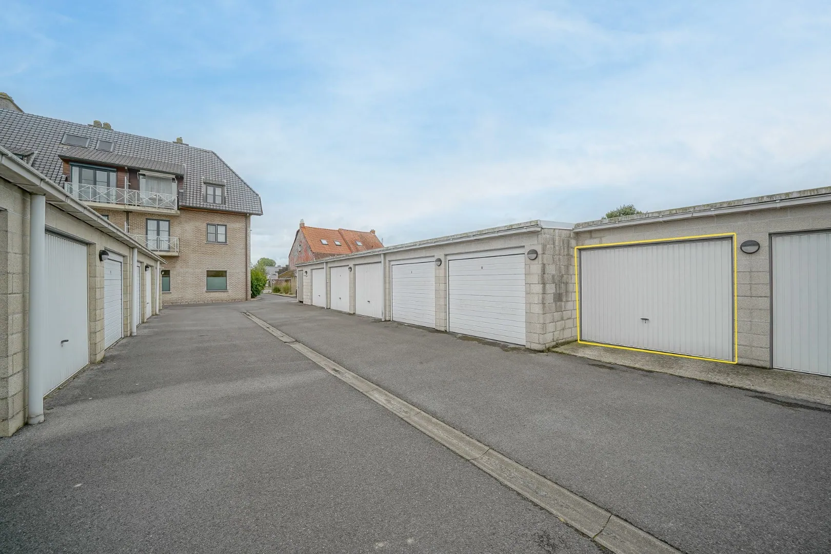 Ruime garagebox nabij centrum Oudenburg