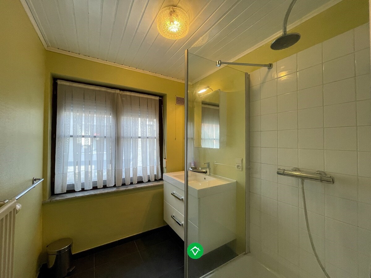 Gezellige rijwoning met 3 slaapkamers, terrastuin en garage te Kachtem 